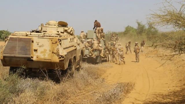 تصعيد باليمن.. غارات على الحوثيين ومقتل قائد بقوات الحكومة