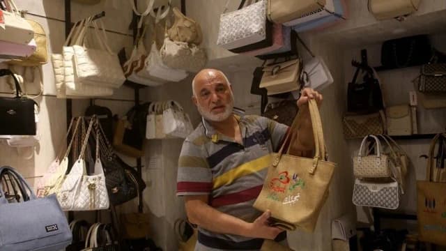 في زمن التكنولوجيا.. حرفي حلبي يصنع حقائبه على مهل