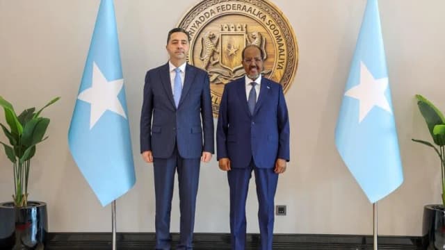 سفير تركيا الجديد بالصومال يقدم أوراق اعتماده للرئيس حسن شيخ محمود