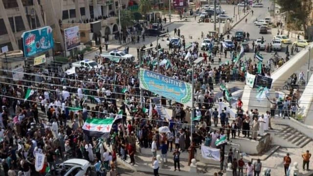 سوريا.. متظاهرون بالحسكة يطالبون بتسريع دمج "قسد" وتعزيز حضور الدولة