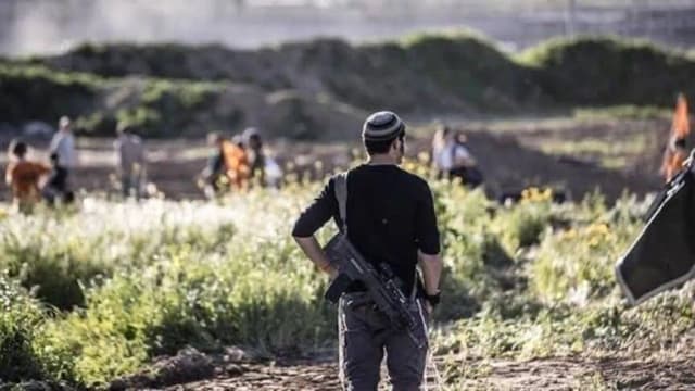 إرهاب المستوطنين.. مهاجمة منازل بالخليل بحراسة الجيش الإسرائيلي
