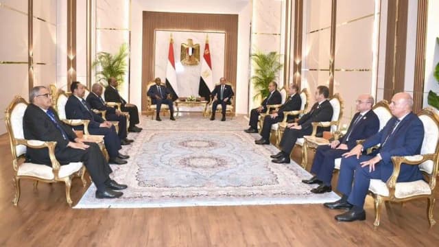 مصر.. السيسي والبرهان يبحثان العلاقات وجهود إنهاء حرب السودان