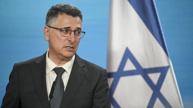 ساعر يقرر منع زعيم حزب الخضر البريطاني من دخول إسرائيل