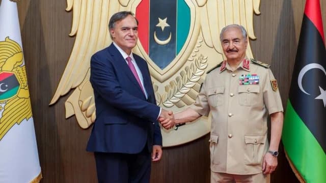 ليبيا.. حفتر يبحث مع سفير اليونان تعزيز التعاون