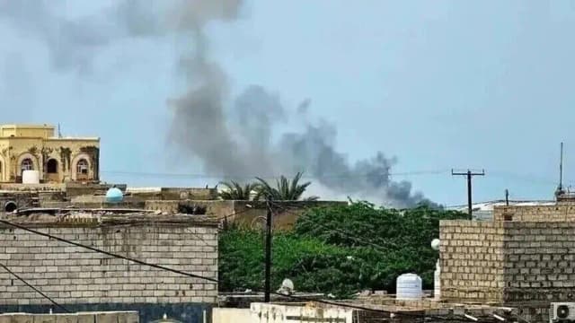 هيئة بريطانية: انفجارات قرب سفينة على بعد 60 ميلا جنوب المخا اليمنية