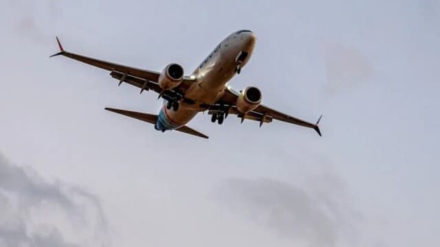 تحاول التنصل.. لابيد يؤكد مسؤولية حكومة نتنياهو عن حادثة "فلاي دبي"