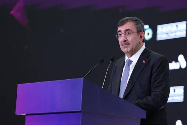 يلماز: شباب تركيا من ترك وكرد وعرب يتحدثون عن التكنولوجيا لا الإرهاب