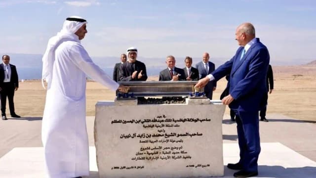 ملك الأردن وولي عهد أبوظبي يدشنان مشروع سكة حديد لتعزيز التصدير