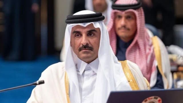 أمير قطر للعليمي: ندعم استقرار اليمن ووحدته وسيادته