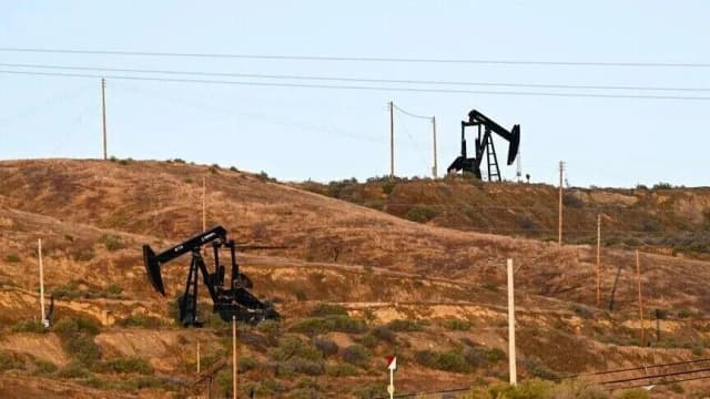 النفط يهبط 2 بالمئة.. برنت دون 100 دولار وسط تحسن الإمدادات
