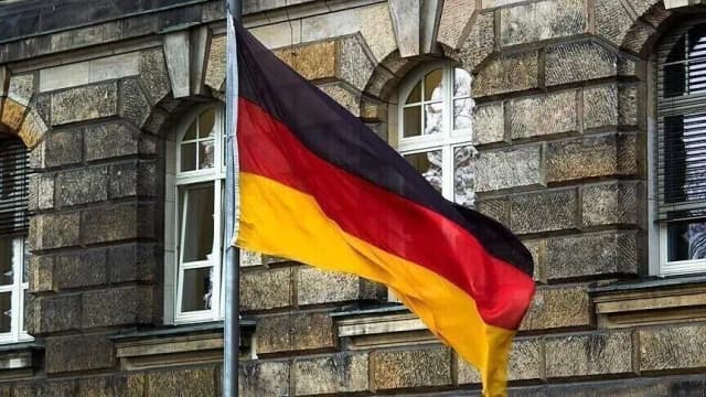 ألمانيا توقف رئيسا سابقا للاستخبارات بتهم تجسس وخيانة عظمى