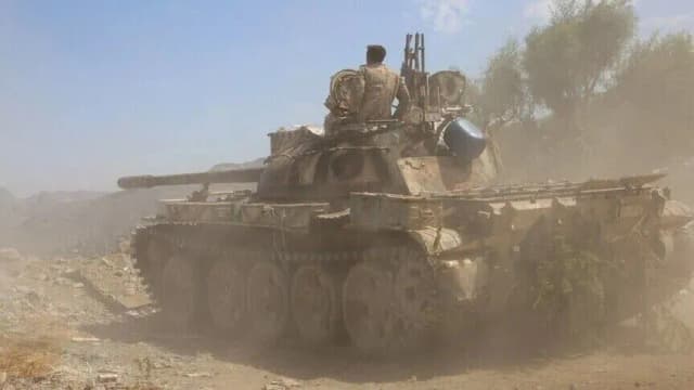 الجيش اليمني يعلن استعادة 3 جبال ومقتل 100 حوثي في تعز