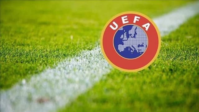 قدم.. "يويفا" يحقق بادعاء عن واقعة بصق بين لاعبي أيرلندا وإسرائيل
