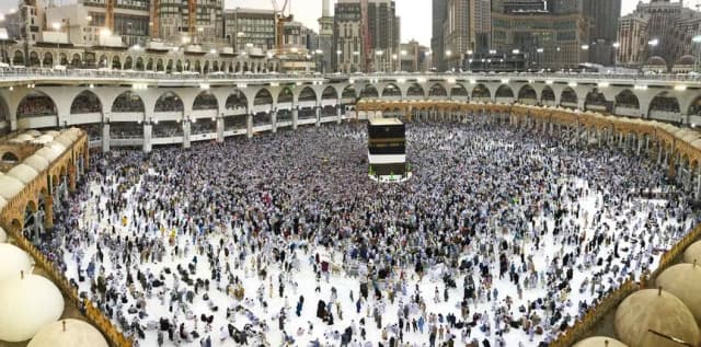 خطيبا الحرمين يدينان هجمات الحوثيين ويشددان على حرمة مكة والمدينة
