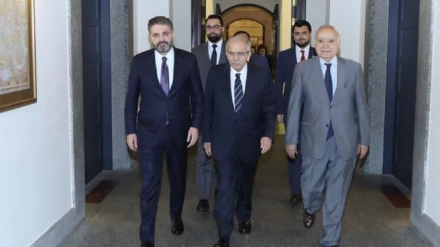 وزير الثقافة السوري يهدي نواف سلام "سيفًا دمشقيًا"