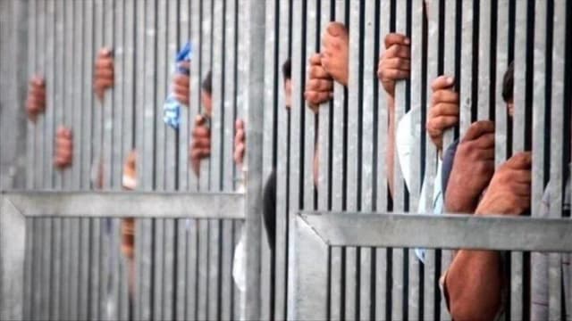 "هآرتس": استئصال خصية أسير فلسطيني وكسر ساق آخر برصاص إسرائيلي