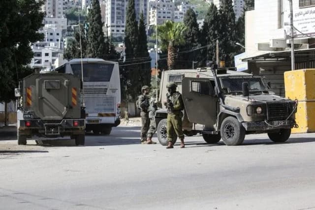 الجيش الإسرائيلي يعتدي بالضرب على شاب فلسطيني بعد اعتقاله غرب نابلس