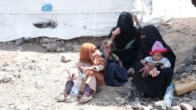 الأغذية العالمي: انقطاع المساعدات المنقذة للحياة عن 800 ألف شخص باليمن