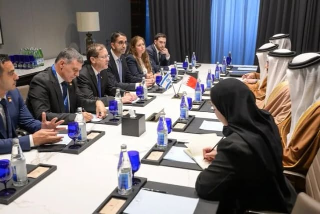 رئيس إسرائيل يبحث مع وزير خارجية البحرين العلاقات والتطورات الإقليمية