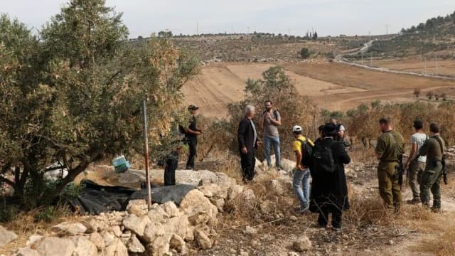 الضفة.. الجيش الإسرائيلي يصادر مركبة ومحصول زيتون ويمنع فلسطينيين من القطاف