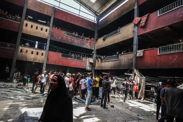 "ابتسامة أمام مدرسة مدمرة في غزة".. حين يصبح الخراب مشهدًا للتباهي