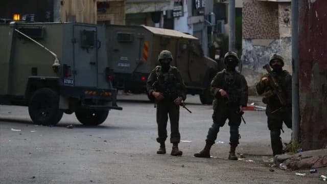 استولى على مال وهواتف.. الجيش الإسرائيلي يعتقل 11 فلسطينيا بالضفة