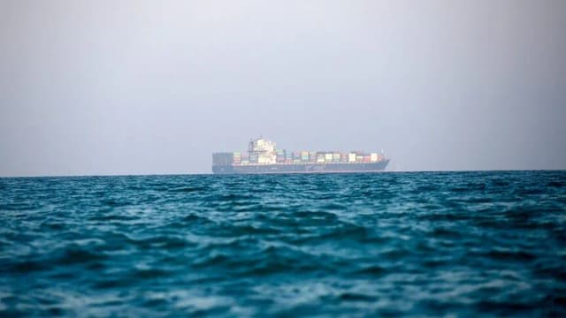 قائد جيش إيران: مضيق هرمز يخضع بالكامل لمراقبتنا ومستعدون لأي حرب