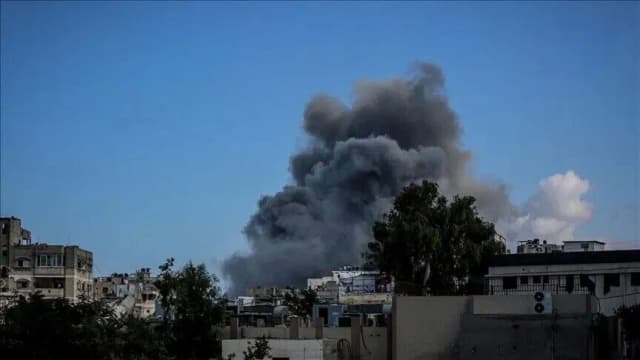 الجيش الإسرائيلي يصيب فلسطينيا وينسف مربعات سكنية بغزة