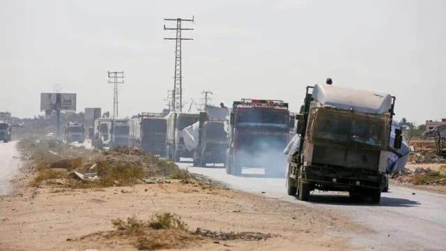 حكومة غزة تنفي فرض رسوم على الشاحنات وتطالب بإدخال 600 يوميا