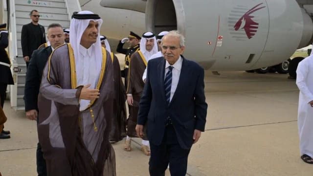 رئيس وزراء قطر يبدأ زيارة إلى بيروت ويلتقي كبار المسؤولين