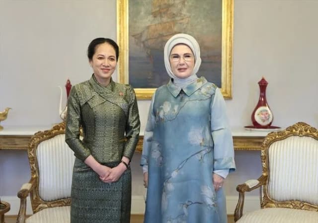 عقيلة رئيس وزراء كمبوديا توقّع إعلان "صفر نفايات" العالمي في إسطنبول