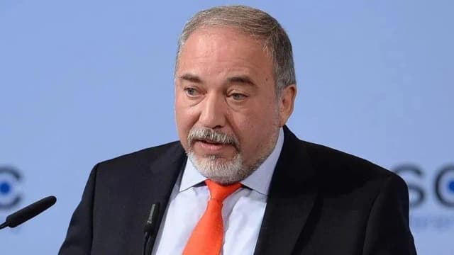 ليبرمان يتهم آيزنكوت بالسعي لتشكيل حكومة مع نتنياهو بعد الانتخابات
