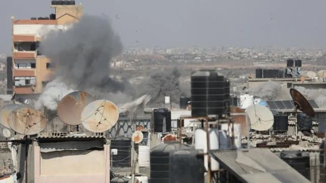 إسرائيل تعلن قتل فلسطينيين اثنين بغارتين على قطاع غزة