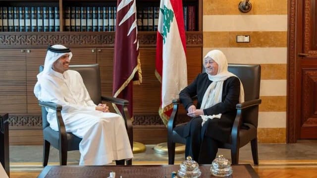 رئيس وزراء قطر يبحث مع بهية الحريري في بيروت تعزيز علاقات البلدين