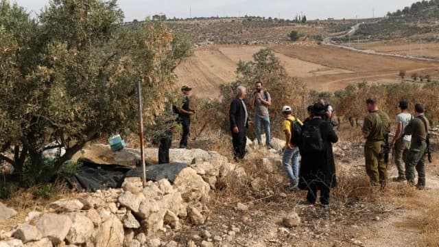 إرهاب المستوطنين بالضفة.. إصابة طفلين ووالدهما بهجوم شرق رام الله