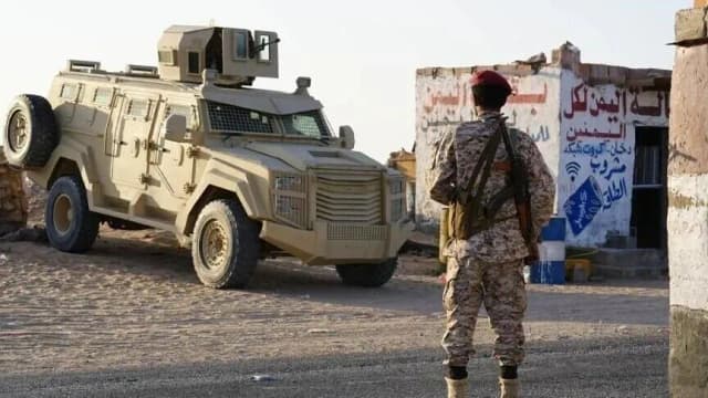 الجيش اليمني: شن غارات على مواقع وحشود للحوثيين في تعز