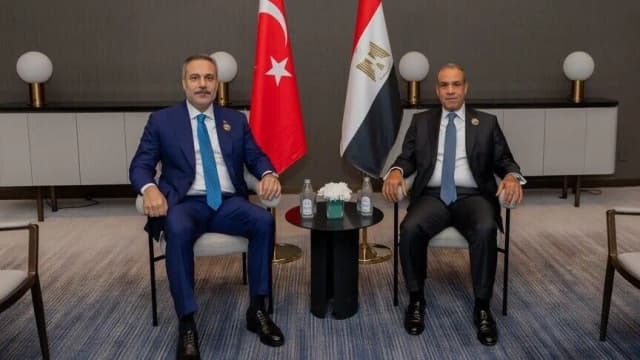 فيدان يلتقي نظيره المصري في بغداد