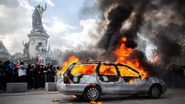 باريس تعلن توقيف ألفي شخص في احتجاجات "السترات الصفراء"