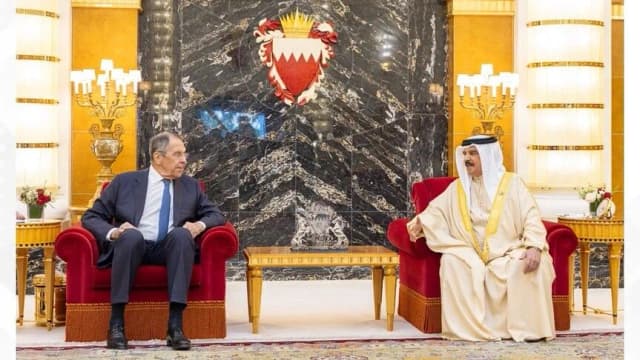ملك البحرين ووزير خارجية روسيا يؤكدان أهمية حماية أمن الممرات المائية