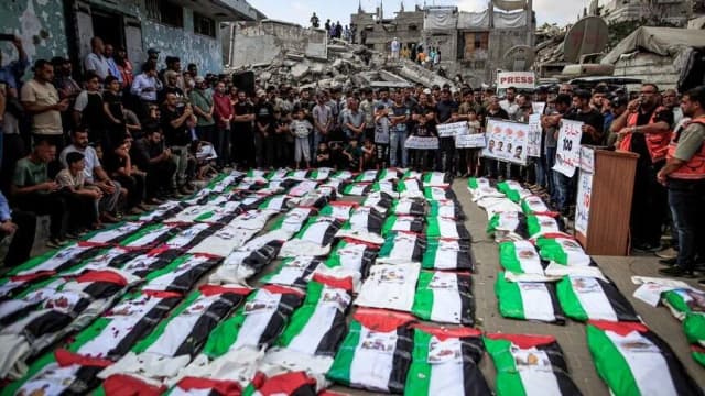 غزة.. تشييع رفات 75 فلسطينيا قتلتهم إسرائيل خلال الإبادة