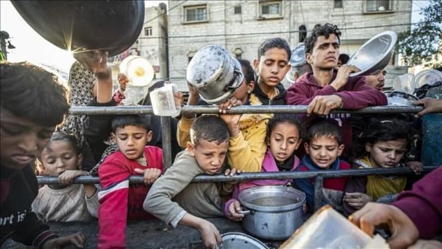 ماذا يعني تقليص المساعدات عن نصف مليون فلسطيني في غزة؟