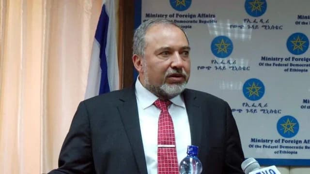 ليبرمان: ترامب يدير إسرائيل من خلال دميته نتنياهو