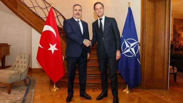 وزير الخارجية التركي يلتقي أمين عام الناتو في بروكسل