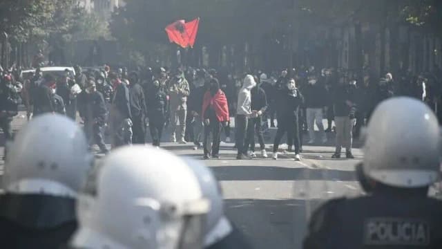 ألبانيا.. مواجهات بين الشرطة ومحتجين خلال مظاهرات طلابية