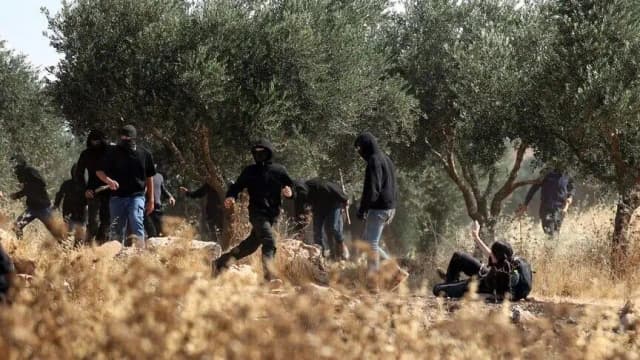 العفو الدولية: إسرائيل تستخدم عنف المستوطنين أداة للتطهير العرقي بالضفة