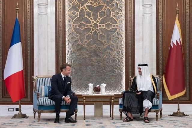 أمير قطر وماكرون يبحثان تعزيز التعاون الاقتصادي والدفاعي