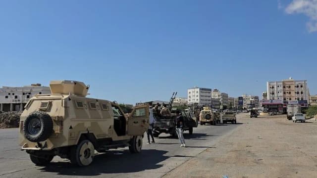 الجيش اليمني يعلن مقتل ضابطين وعناصر في معارك مع الحوثيين بتعز