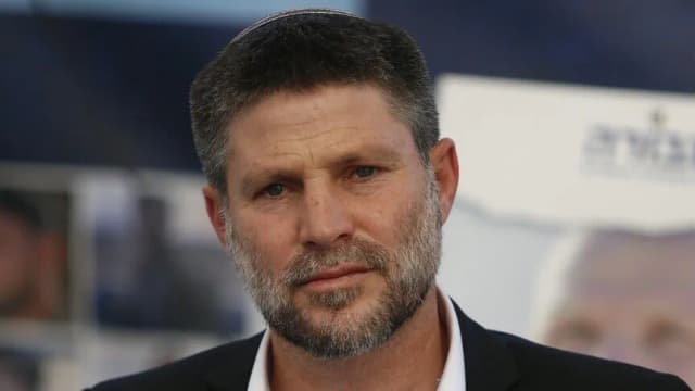 سموتريتش يتباهى بهدم مبان بالخليل ويتوعد الفلسطينيين بدفع أثمان باهظة