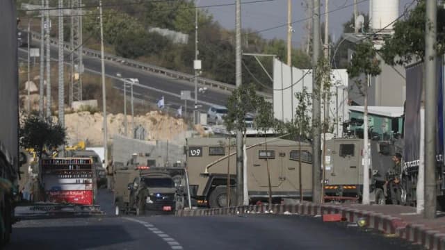 الضفة.. الجيش الإسرائيلي يصيب فلسطينيا داخل مركبته بالخليل