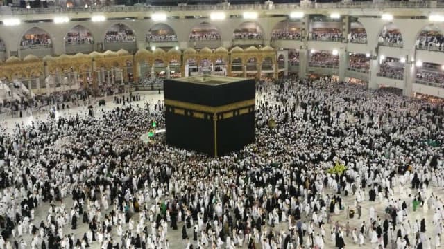 رئيس الحرمين وإمام المسجد النبوي يدينان استهداف المقدسات: محرم شرعا